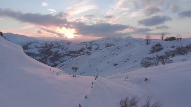 Teljesen havas táj naplementekor. Légi felvétel. — Stock videók