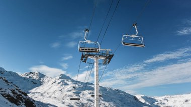 Fransız Alplerinde kayak kaldırma. Val Thorens kayak merkezi. Güzel dağlarda teleferik. Güneşli kış manzarası.