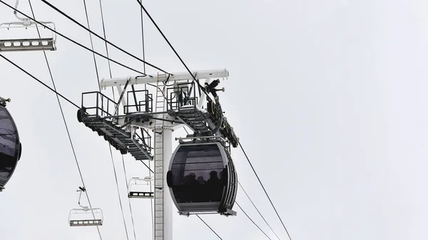 Fransız Alplerinde kayak kulübesi. Val Thorens kayak merkezi. Dağlardaki karlı havada başkanlık.. 