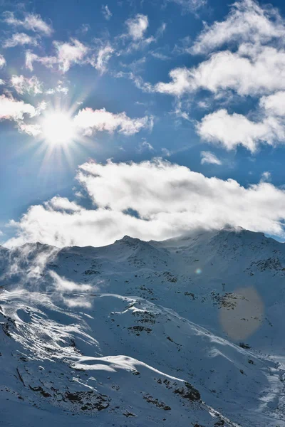 Karlı dağ manzarası. Fransız Alpleri 'ne bakın. Val Thorens kayak merkezi güneşli havada. 