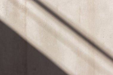 Beton doku. Güneş ışığı ve gölgesi olan gri duvar. Soyut arkaplan.