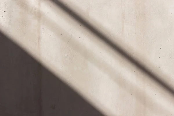 Beton doku. Güneş ışığı ve gölgesi olan gri duvar. Soyut arkaplan.