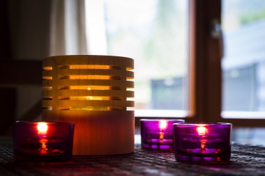 ahşap ve cam ayakta reed mat çay mumlar