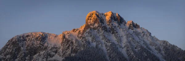 Cima illuminata di montagna austriaca al tramonto in inverno — Foto Stock