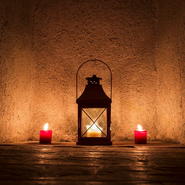 Vintage candelit em lanterna de metal em pé no nicho de parede de pedra — Fotografia de Stock