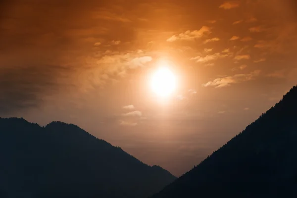 Bewölkter orangefarbener Sonnenuntergang in den Tiroler Alpen — Stockfoto