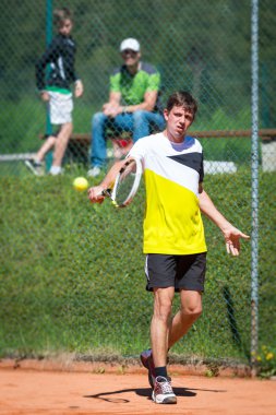 Tenis topu raket ayrıldıktan sonra backhand