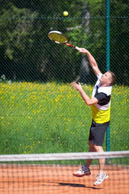 İki masa örtüsü ile ahşap masa üstünde kırmızı şarap bardağım dolu