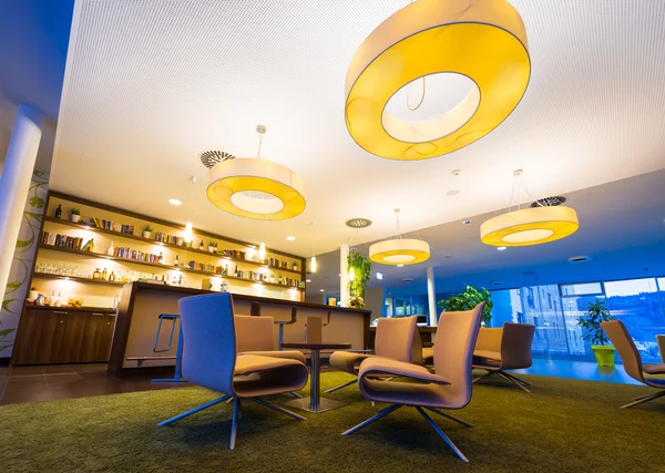 Anjo largo da moderna sala de estar no bar do hotel com enormes lâmpadas — Fotografia de Stock