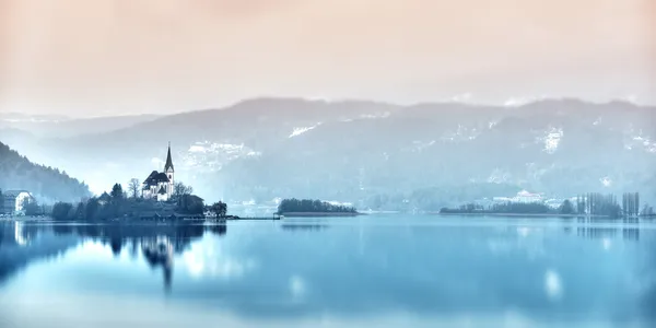 Мечтательная церковь Мария-Вахтена на острове в озере wpresidentrthersee — стоковое фото