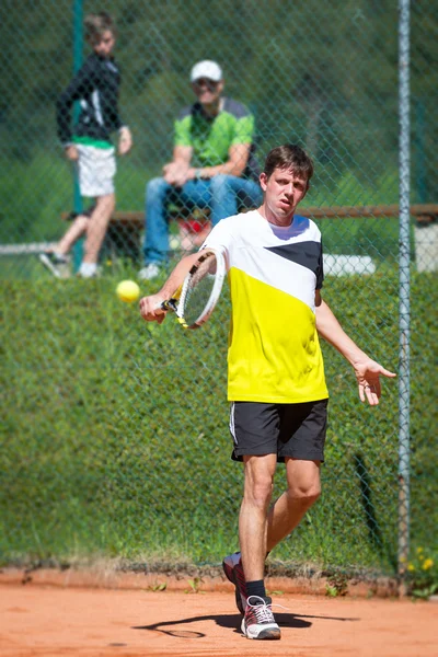 Backhand efter tennisboll lämnar racket — Stockfoto