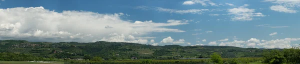 Panorama pejzaż zielonego wzgórza we Włoszech — Zdjęcie stockowe
