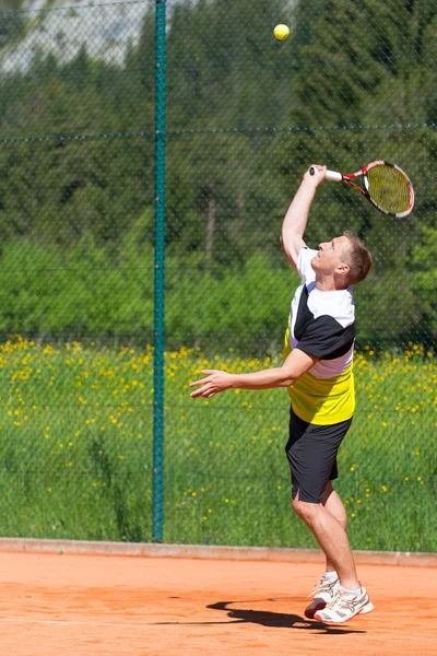 Två fyllda röda vinglas på träbord med duk — Stockfoto