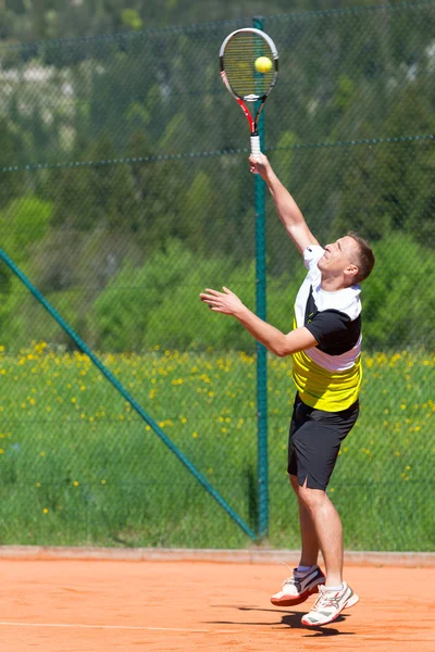 Två fyllda röda vinglas på träbord med duk — Stockfoto