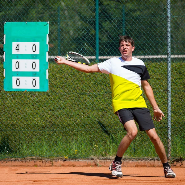 Två fyllda röda vinglas på träbord med duk — Stockfoto