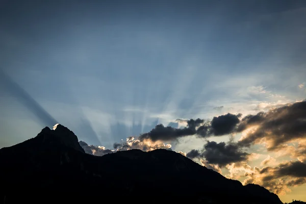 Dramático cielo nublado con rayo de luz de sol — Foto de Stock