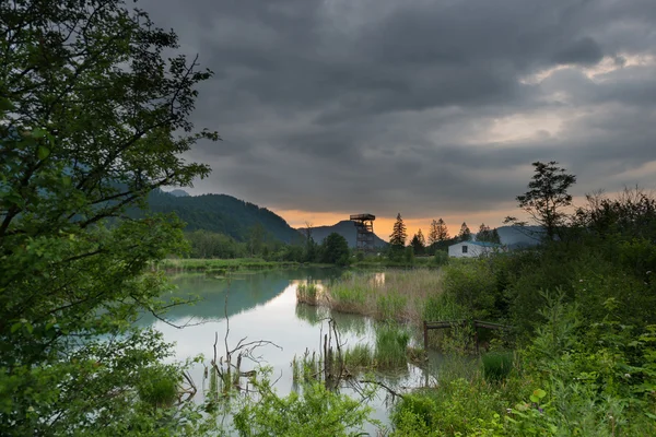 Bouřlivé počasí za bažinu s ptačí věže — Stock fotografie