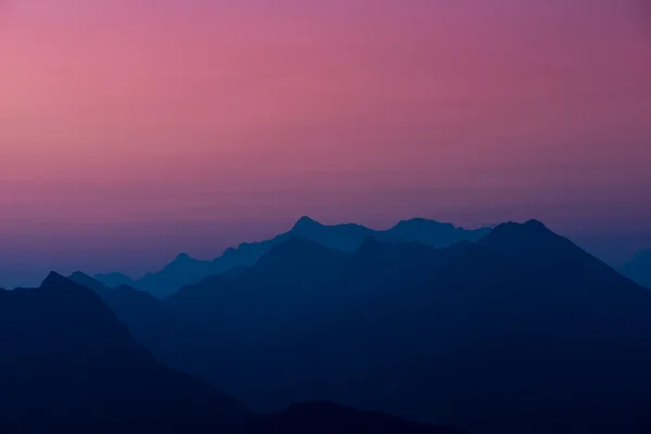 Silhuett av österrikiska mountsains vid soluppgången — Stockfoto