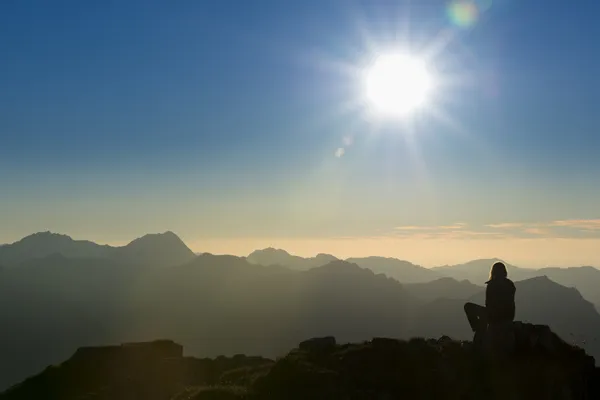 Lonely thinking person on peak — Stock Photo, Image