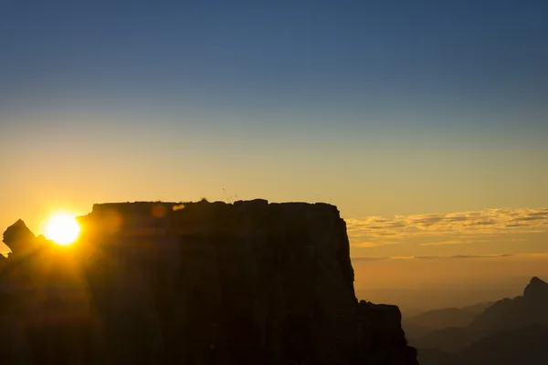 Sole splendente tra le rocce — Foto Stock