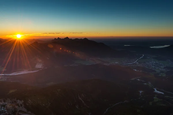 Raggi di sole al tramonto nelle Alpi austriache — Foto Stock