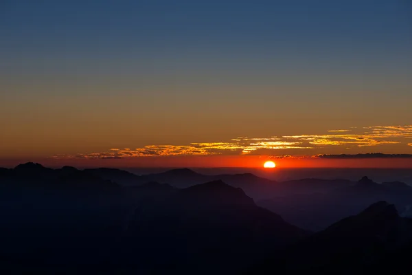 Solnedgång i österrikiska berg Alperna — Stockfoto