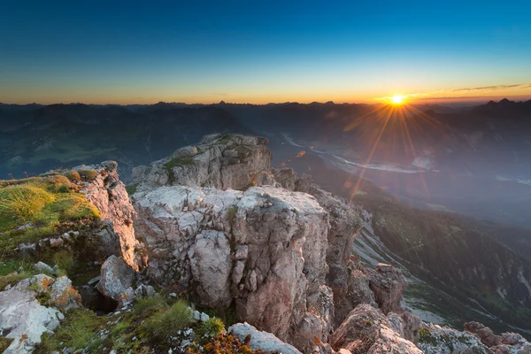 Belysta klippor på berget — Stockfoto