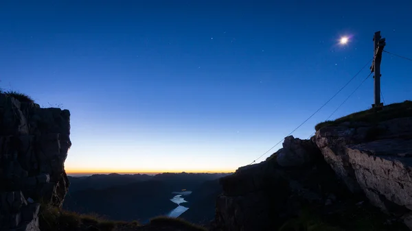 Scena notturna romantica con croce di montagna — Foto Stock