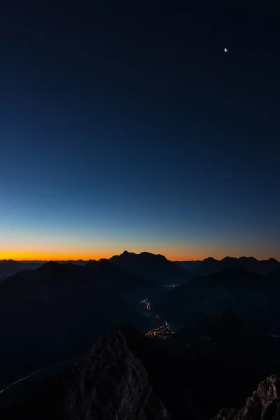 Nachtscène uit de top van een berg — Stockfoto