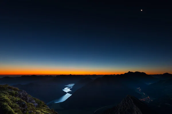 Salida del sol escena desde la cima de la montaña — Foto de Stock