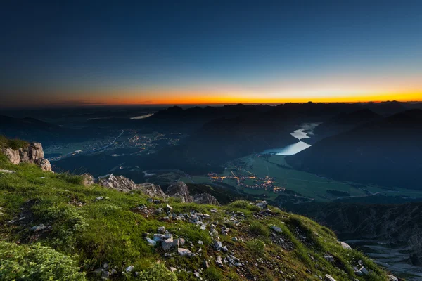 Sonnenaufgang auf dem Gipfel des Berges — Stockfoto