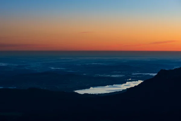 Vista desde la montaña al lago del valle al amanecer — Foto de Stock