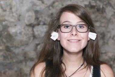 güzel geek kız gözlük ve kulak tıkacı içinde onun ears ile