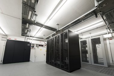 veri sunucu odası siyah raflar ve kablo kanalları tavanda küçük klimalı soğutmalı