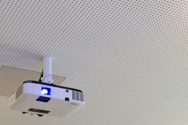 lcd video projektör tavan askı ile açık