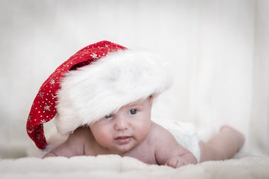 Beyaz battaniye ile yalan kap ile sevimli Noel bebek