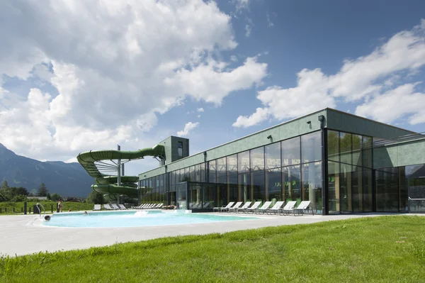 Swim bath with outdoor pool and water slide at summer day — Stock Photo, Image