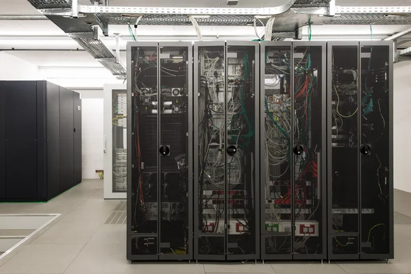 Achterkant van gearrangeerd zwarte server rekken in Klein computerlokaal — Stockfoto