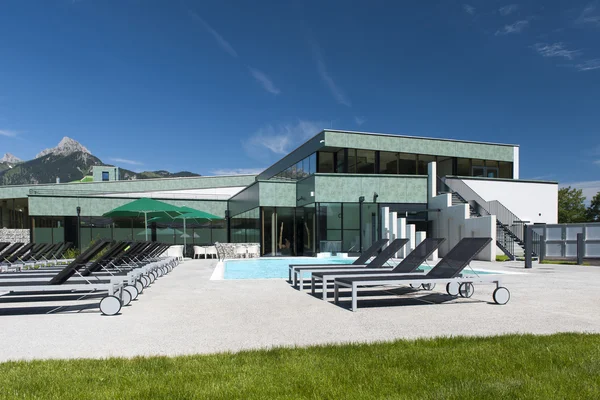 Sun loungers in front of a new modern swimming bath with pool — Stock Photo, Image