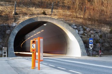 Beton tünel portalı ve acil telefon kulübesi
