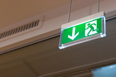 Tavanda yeşil ışıklı çıkış işareti