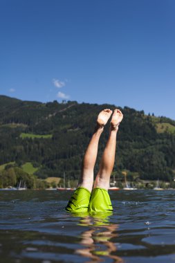 csak a lábak, a tinédzser a víz felett a zell-tó felületének am see