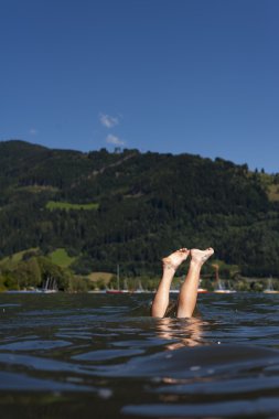 csak a lábak, a tinédzser a víz felett a zell-tó felületének am see