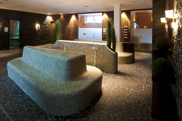 Carrelage mosaïque groupe assis pour le bien-être avec plusieurs sauna et salles de vapeur arround, avec la foudre atmosphérique et impressionnante — Photo