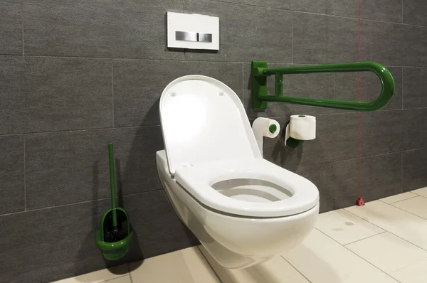 Extreme groothoek van een witte toilet voor gehandicapten — Stockfoto