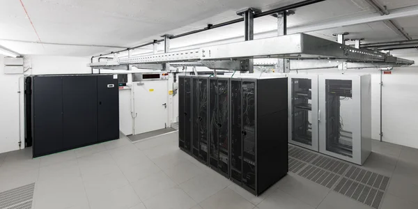 Vista de ângulo largo de pequena sala de computador com ar condicionado racks uma bandejas de cabo — Fotografia de Stock