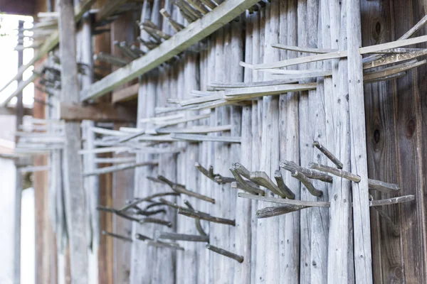 Tiroler hout regeling van staven voor het drogen van gras te hooi opknoping op hut — Stockfoto