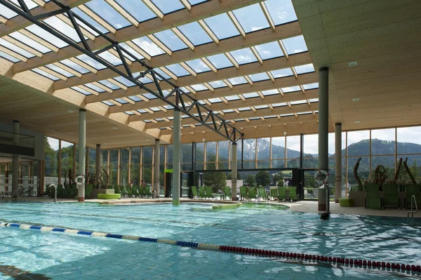 Innenarchitektur des öffentlichen Bades mit Schwimmbecken und Glasdach — Stockfoto