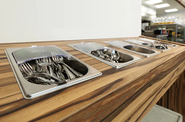 Caja con cuchillo, tenedor, cuchara y tableta para llevar a la salida de alimentos de autoservicio — Foto de Stock