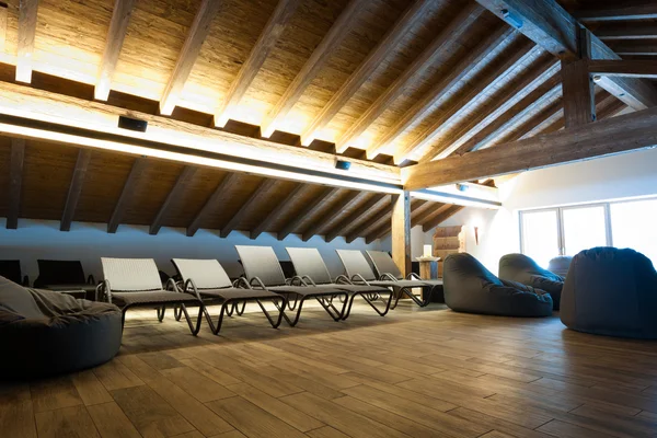 Salle de relaxation en bois avec chaises longues — Photo